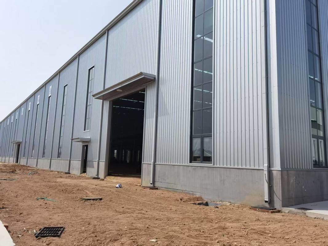 Industrial Warehouse: Large-Span Design for Machinery/Raw Material Storage